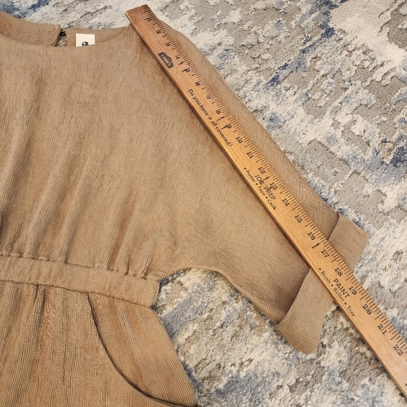 Flawless tan dress with pockets. Stretch waist. 3/4 sleeve. Crinkle fabric. M - Picture 12 of 15